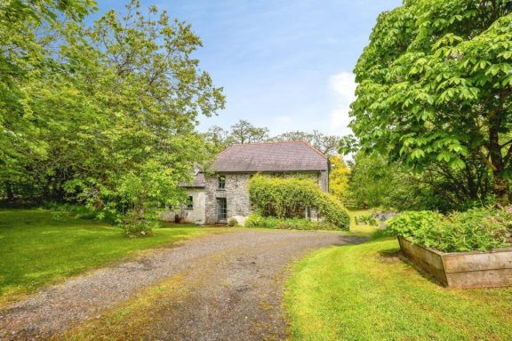 Yr Hen Felin Holiday Cottage, Pembrokeshire Sleeps 8 near to coastal towns of Newport and Cardigan    
