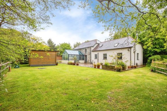 Yr Hen Felin Holiday Cottage, Pembrokeshire Sleeps 8 near to coastal towns of Newport and Cardigan  